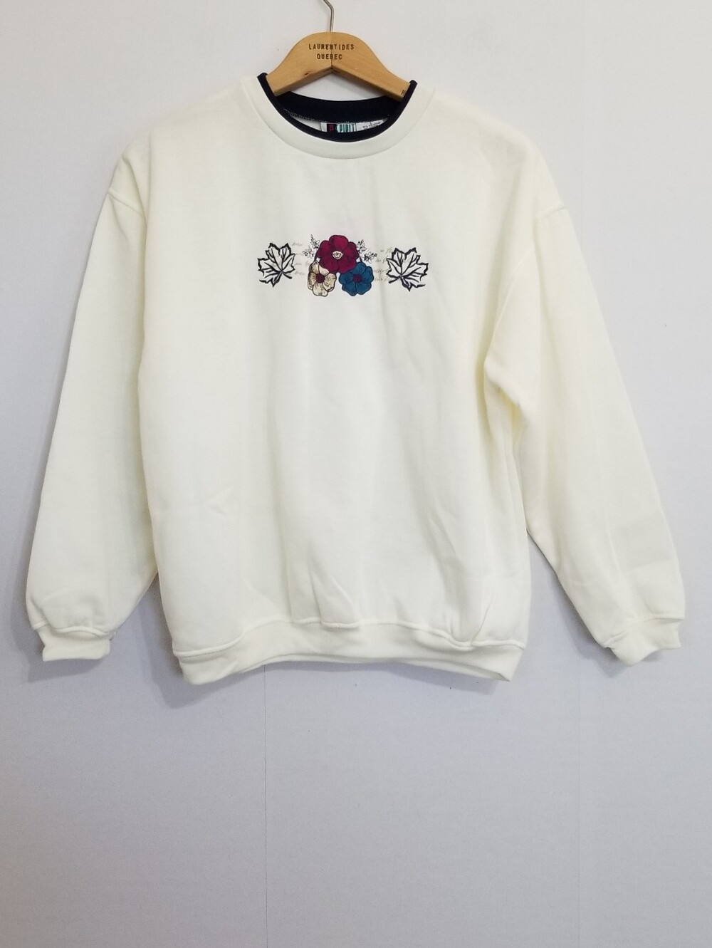 Vintage 90's Deadstock NWT Bold Spirit Floral Embroidered Sweatshirt Size Large